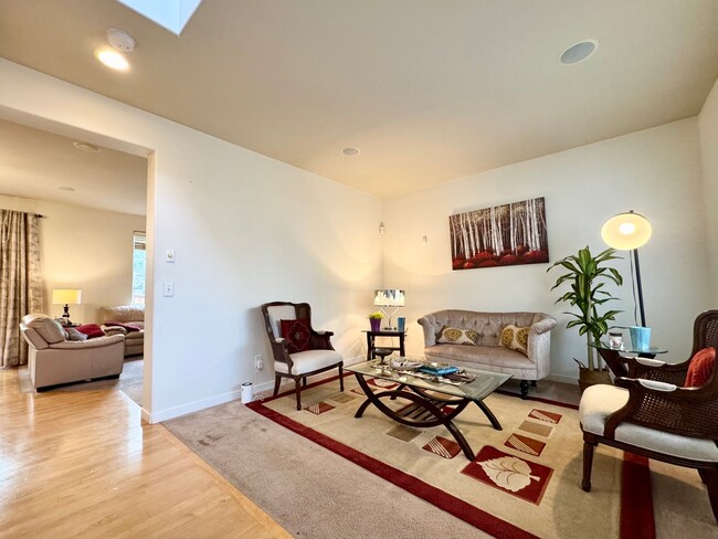 Building Photo - Rose Hill - Kirkland Home