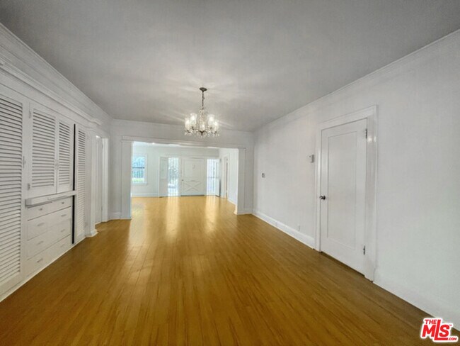 Foto del edificio - 4919 Elmwood Ave