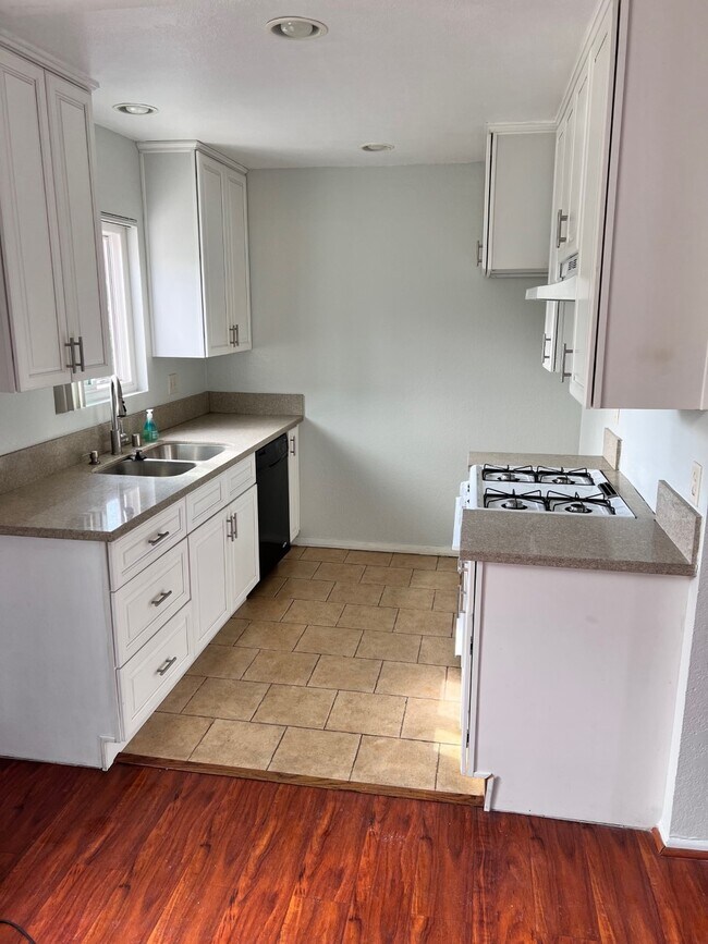 1621 Park Ave Unit 4, Long Beach, CA 90815 Condo for Rent in Long