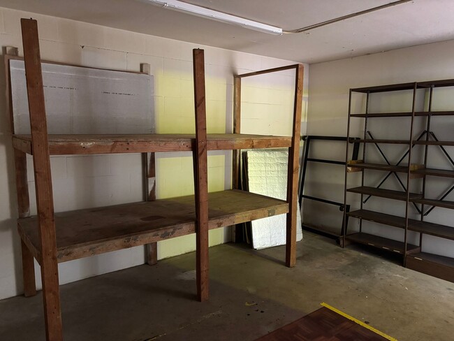 Building Photo - 4/1.5 Right in Downtown Denison!