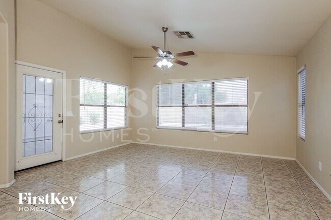 Foto del edificio - 2405 N 128th Dr