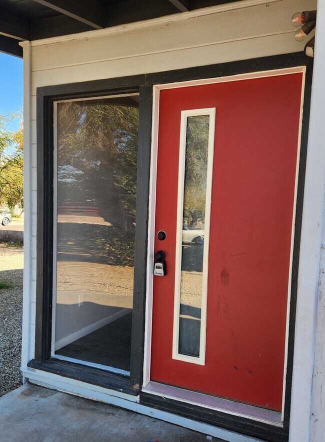 Building Photo - AMAZING 1 BEDROOM AND 1 BATH UNIT FOR LEASE