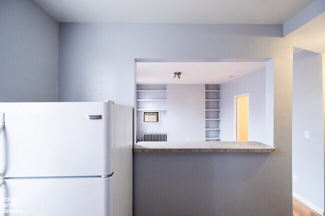 Building Photo - HUGE 1 BEDROOM IN PRIME LIC