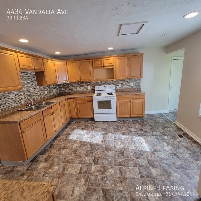 Foto del edificio - 4436 Vandalia Ave