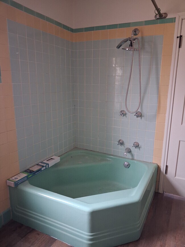 Baño #1 - 611 Fairview Ave