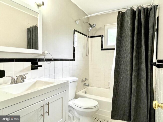 Foto del edificio - 3703 Larchmont Dr