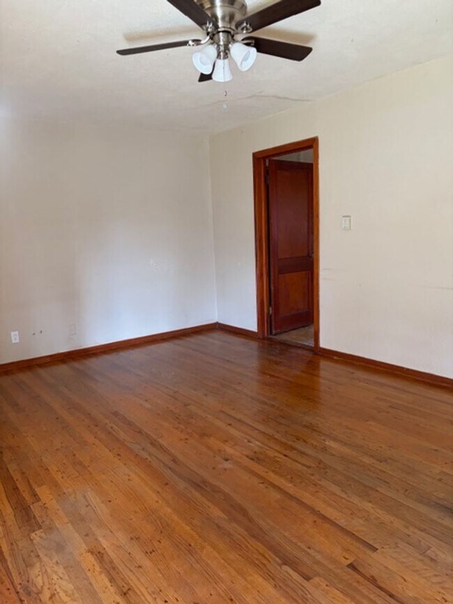 Foto del edificio - 3 bedroom 1 bath