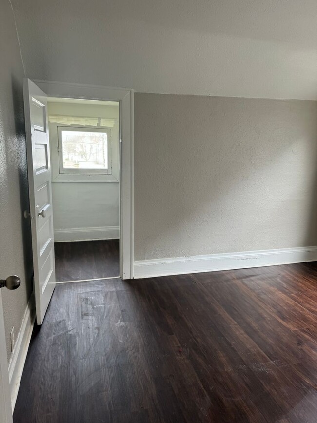 Building Photo - 3 Bedroom Single Family