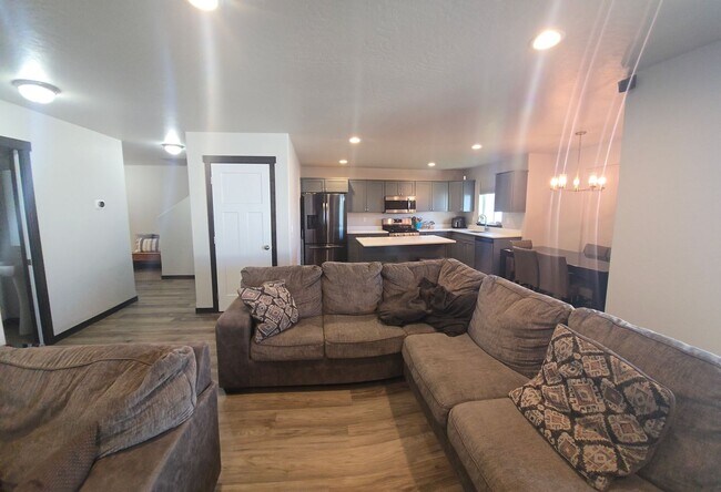 Foto del edificio - Modern 3-Bedroom Home in Pradera – Post Fa...