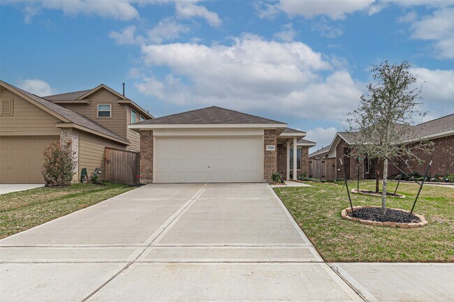 Building Photo - 17746 Pemswood Dr