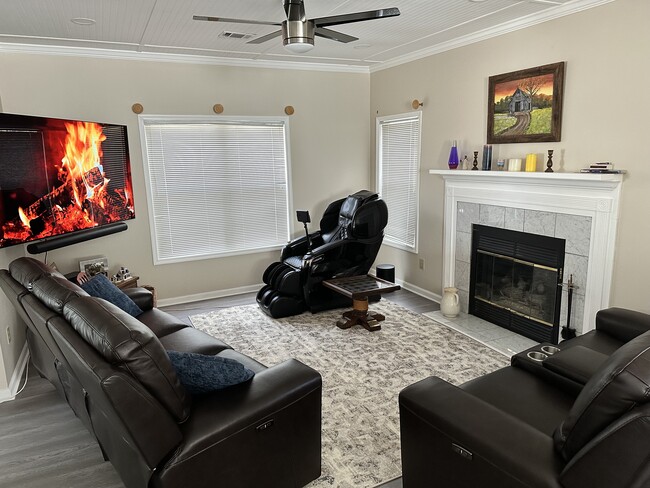 Cozy Den - 11265 Amy Frances Ln