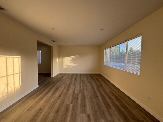 Foto del edificio - 1671 1/2 W 212th St