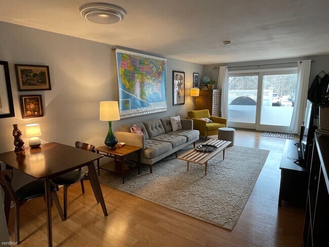 Building Photo - 2 br, 1.5 bath Condo - 10 Massaco Street Q