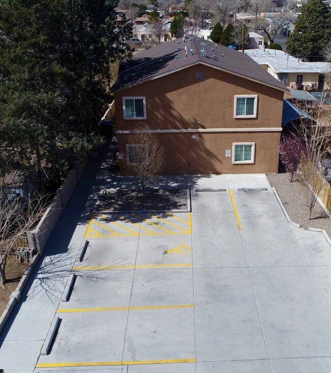 Building Photo - 2 Bedroom 1 Bathroom Upstairs Unit!