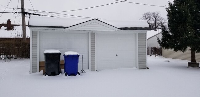 Building Photo - Old Brooklyn Area - 4 Bedroom - Single Fam...