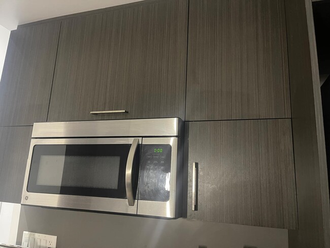 Building Photo - 850 Av De Vimy