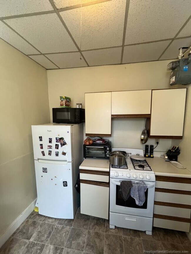 Building Photo - 233 Kelton St