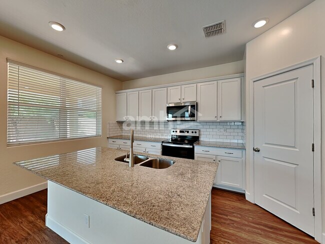 Foto del edificio - 5915 W Larkspur Dr