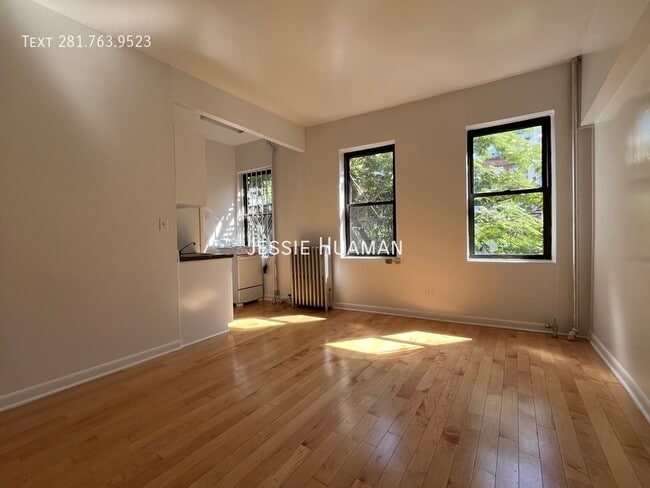 Building Photo - 164 Mott St