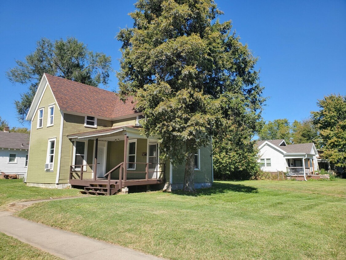 Primary Photo - 901 N Rogers Ave
