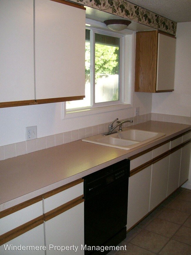 Building Photo - 4 br, 3 bath House - 611 Riggs Lane