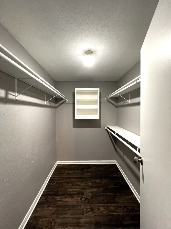 Armario - 8800 Westplace Dr