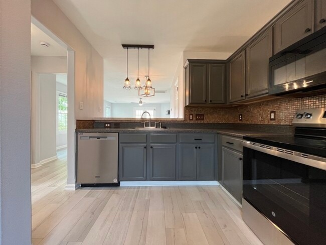 Foto del edificio - 4485 Easywater Ln