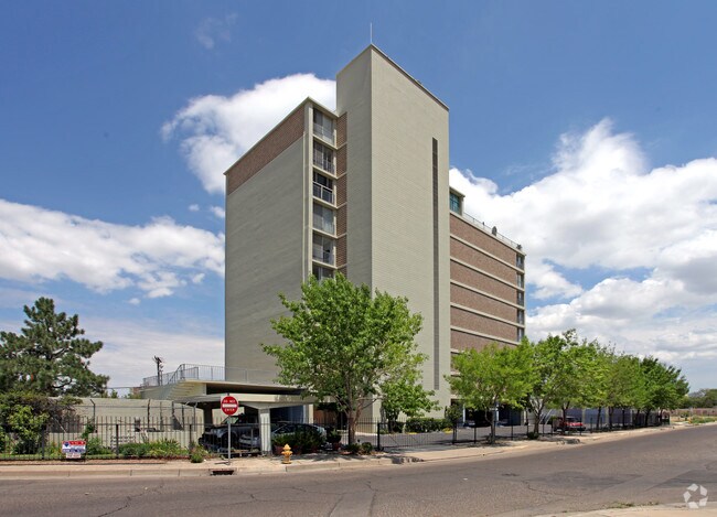 Foto del edificio - Six Hundred West Alcade Condominiums