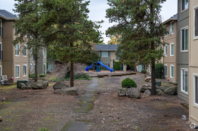 Courtyard - Halsey Summit Apartments