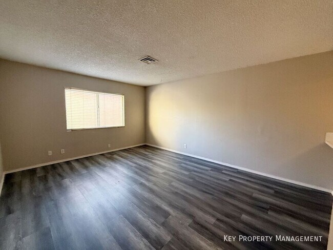 Foto del edificio - 5206 Golden Ln