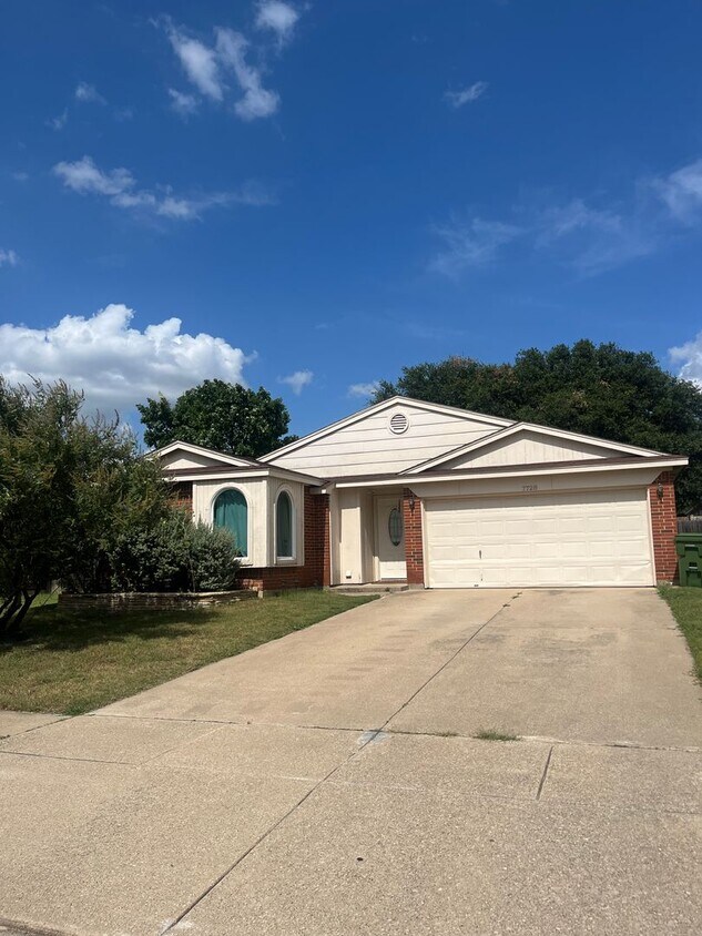 Primary Photo - Perfect Home for Entertaining!