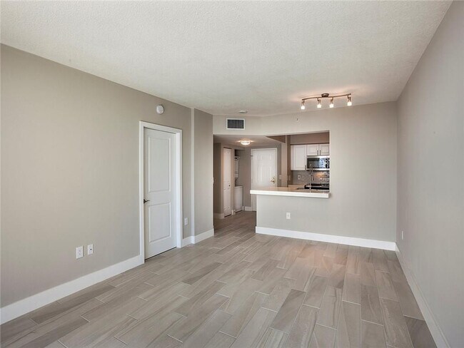 Building Photo - 1040 Seminole Dr