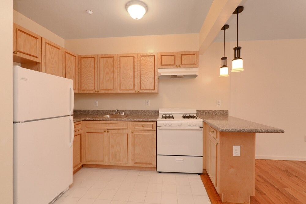 Primary Photo - 38 Hilton Ave