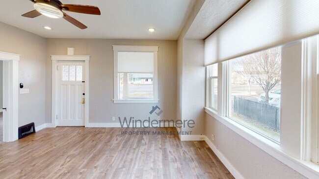 Building Photo - 1375 W. Pine *Backyard, Cement Patio, Fini...