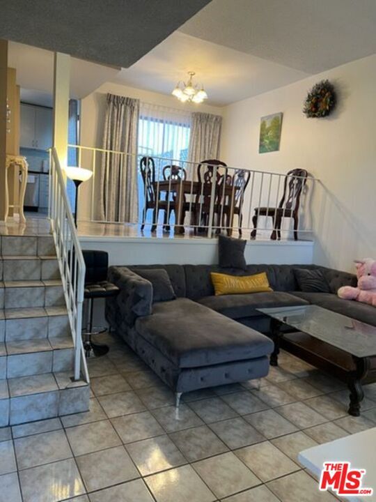 Foto del edificio - 9131 Burnet Ave