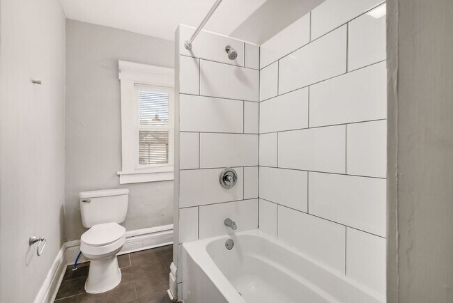 Foto del edificio - Steps from the Market: Chic 2-Bedroom Townhome in Olde Towne East