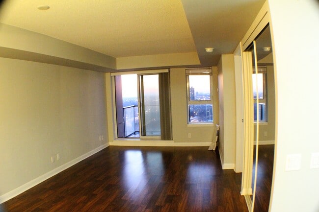 Building Photo - Modern 2 Bed Condo w/ Parking | Scarboroug...