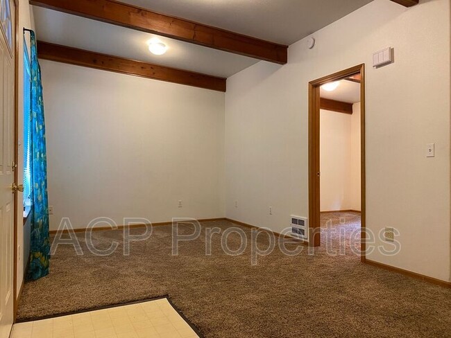 Building Photo - 1319 E Maplewood