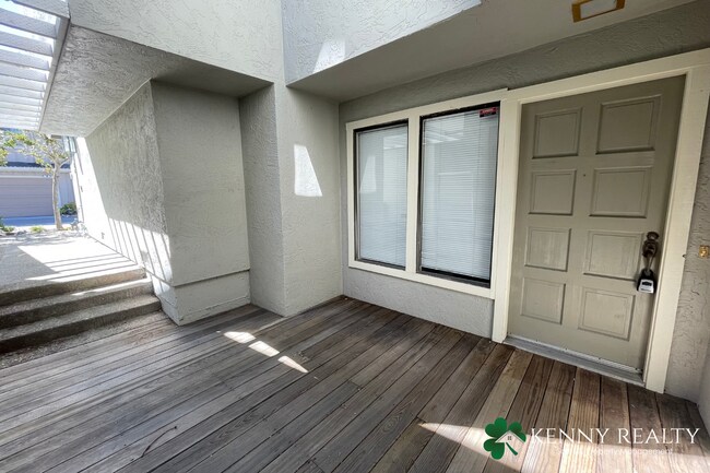 Building Photo - Large 3 Bedroom Townhouse in Great Neighbo...