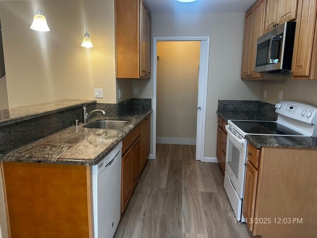 Building Photo - 2 Bedroom Condo