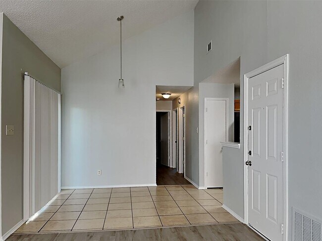 Foto del edificio - Captivating Single Family Home | 3 BR/2BA | 1-Car Covered Parking | Gated backyard