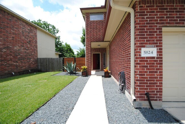 Foto del edificio - 5824 Grace Ln