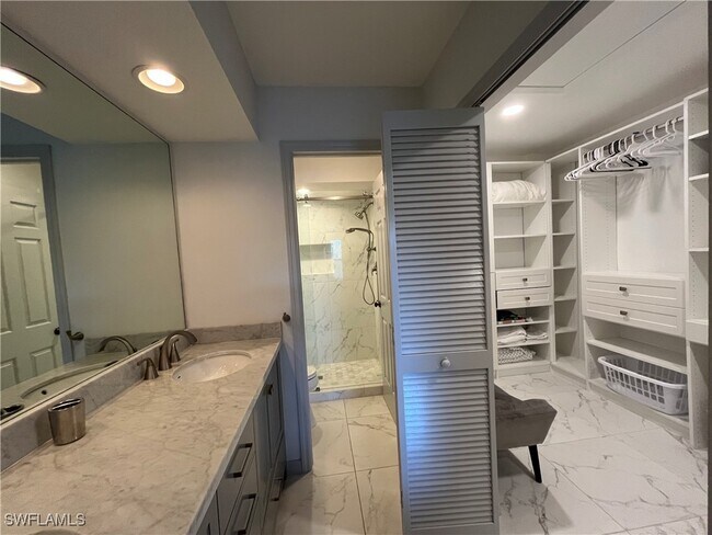 Foto del edificio - 513 Lake Louise Cir