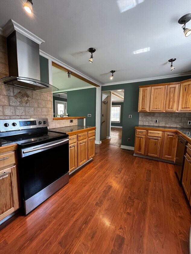 Foto principal - 3 bedroom, 2 bath house located on the Sun...