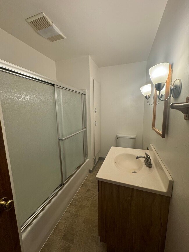 Building Photo - 2.5 Miles (6 minutes or less) to Oregon Tech and Sky Lakes Medical Center!  Perfect setup for Roo...