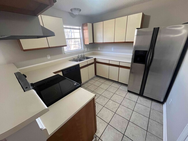 Building Photo - 204 Mountain Creek Dr