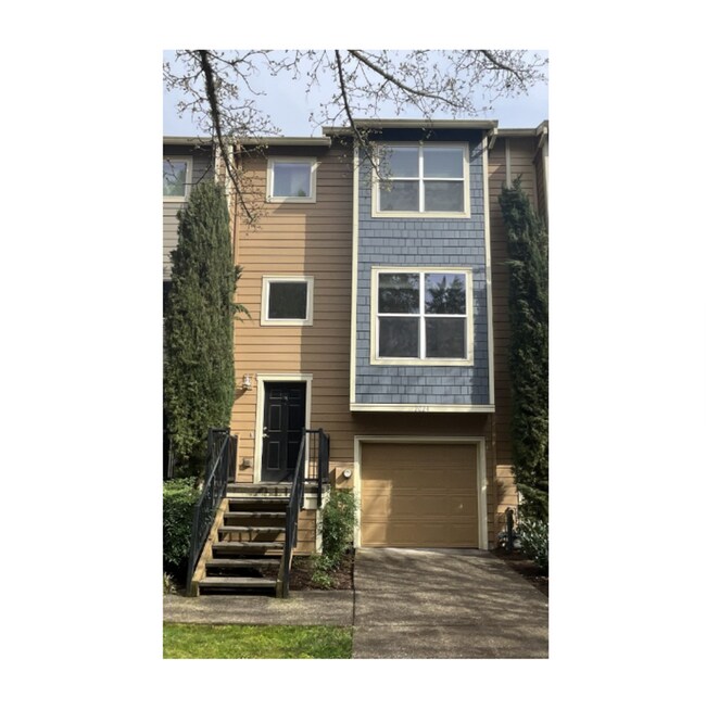 Foto del edificio - Beautiful 2 Bedroom Townhome with Walk-In Closets Private Deck & Attached Garage