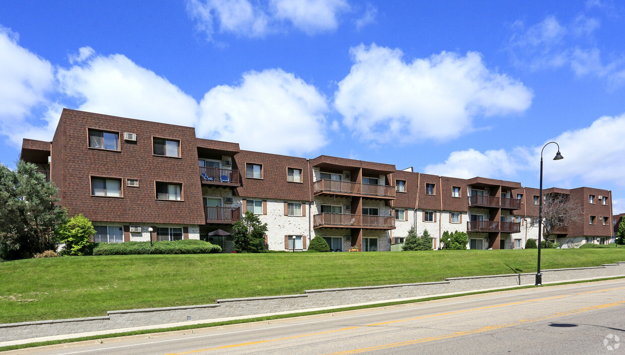 Primary Photo - Lakecrest Apartments