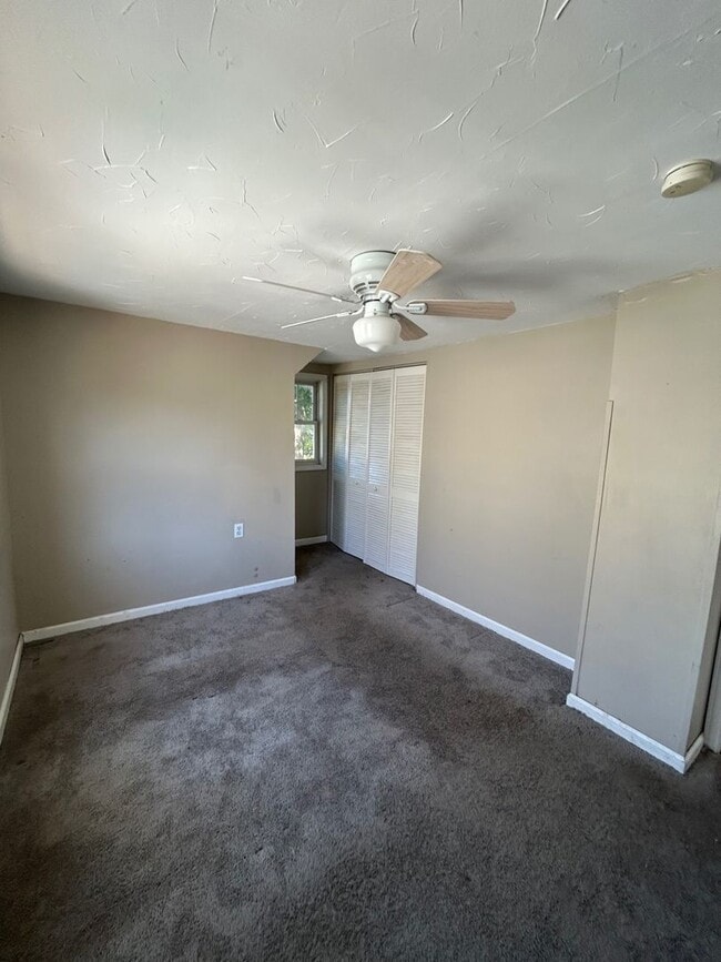 Building Photo - Charming 4-Bedroom Property in Prime Location