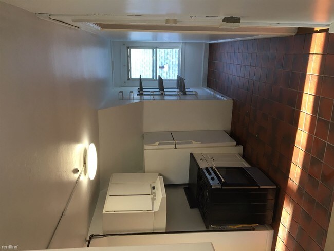 Building Photo - 2 br, 1 bath Triplex - 6 Putnam Ave